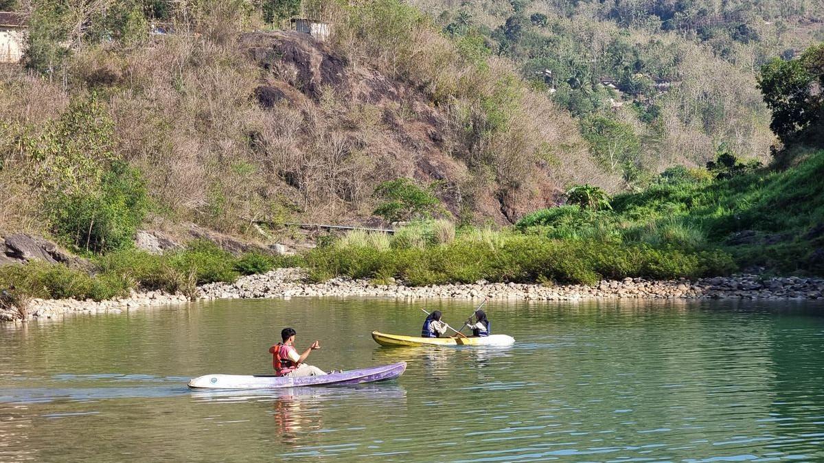 WISATA SUNGAI JOGJA - Wisatawan naik kano di Lembah Oya Yogyakarta.