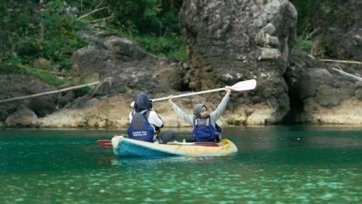 WISATA SUNGAI OYO - Wisatawan naik kano di Lembah Oya Kedungjati, Yogyakarta.