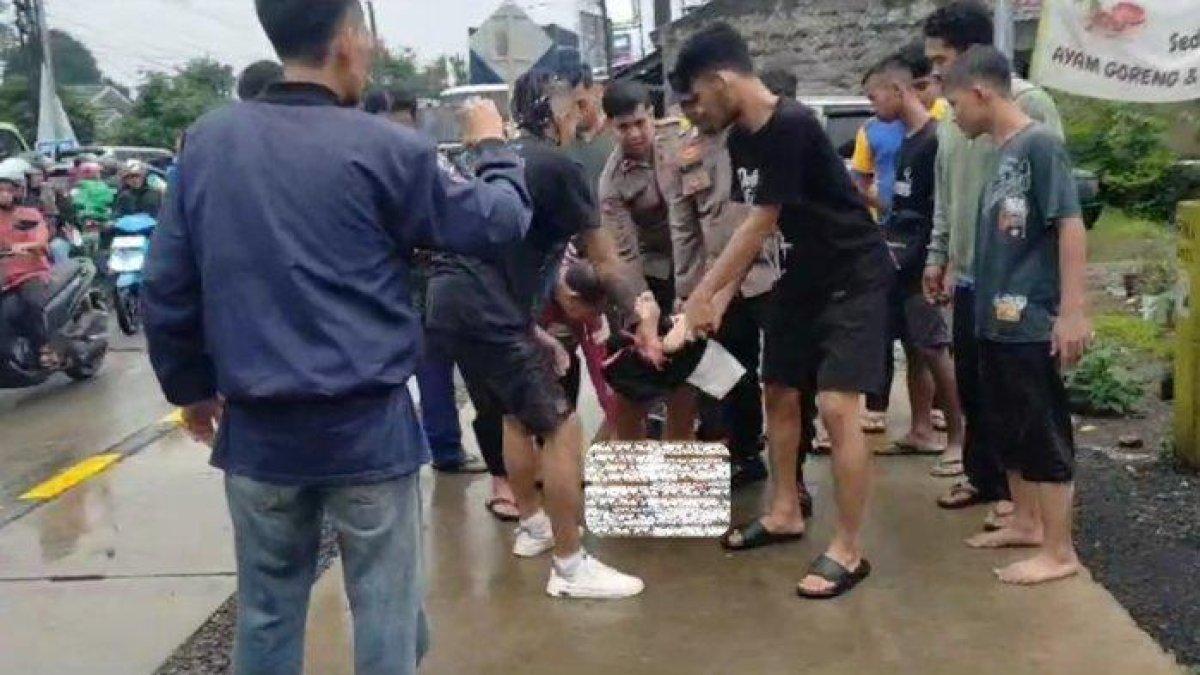 WPS, pria diduga akan maling motor saat diamankan warga dan petugas kepolisian.