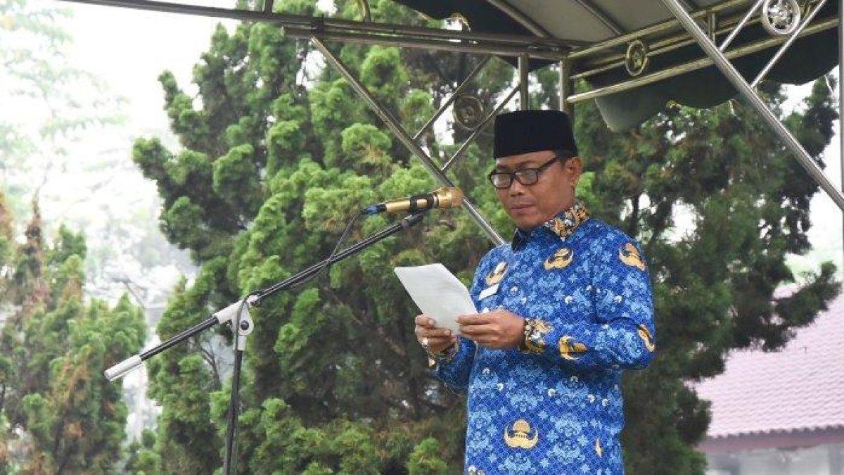 LOM LOM SUWONDO - Wabup Deliserdang Lom Lom Suwondo dalam pidatonya ketika menjadi pembina apel Hari Kesadaran Nasional di halaman Kantor Bupati Deliserdang, Senin (17/3/2025).