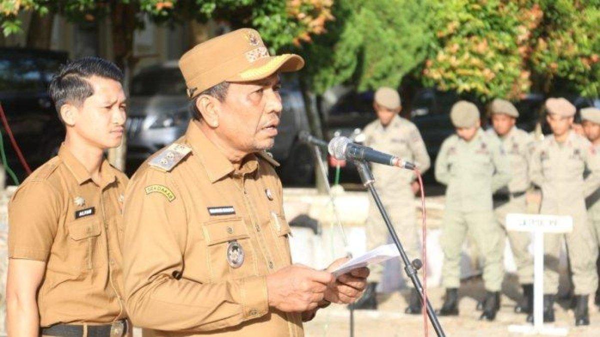 APEL PERDANA - Wabup Pijay,Hasan Basri ST MM memimpin apel upacara perdana di hadapan ASN, Senin (24/2/2025) di halaman kantor Bupati Pidie Jaya, Cot Trieng, Meureudu.