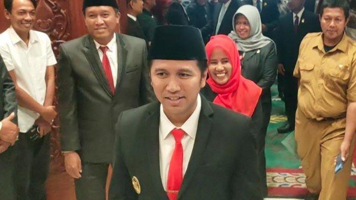 100 HARI KERJA - Wagub Jatim, Emil Elestianto Dardak mendorong kepemimpinan Bupati-Wakil Bupati Bangkalan, Lukman-Fauzan untuk membangun kepastian hukum, sebagai dasar bagi keyakinan investor agar berinvestasi dan menciptakan lapangan pekerjaan di Bangkalan. Hal itu disampaikan Emil saat menghadiri Sertijab Bupati dan Wakil Bupati Bangkalan Periode 2025-2030 di Gedung Cipta Indra Cakti Dharma DPRD Bangkalan, Jalan Halim Perdana Kusuma, Selasa (4/3/2025) siang.