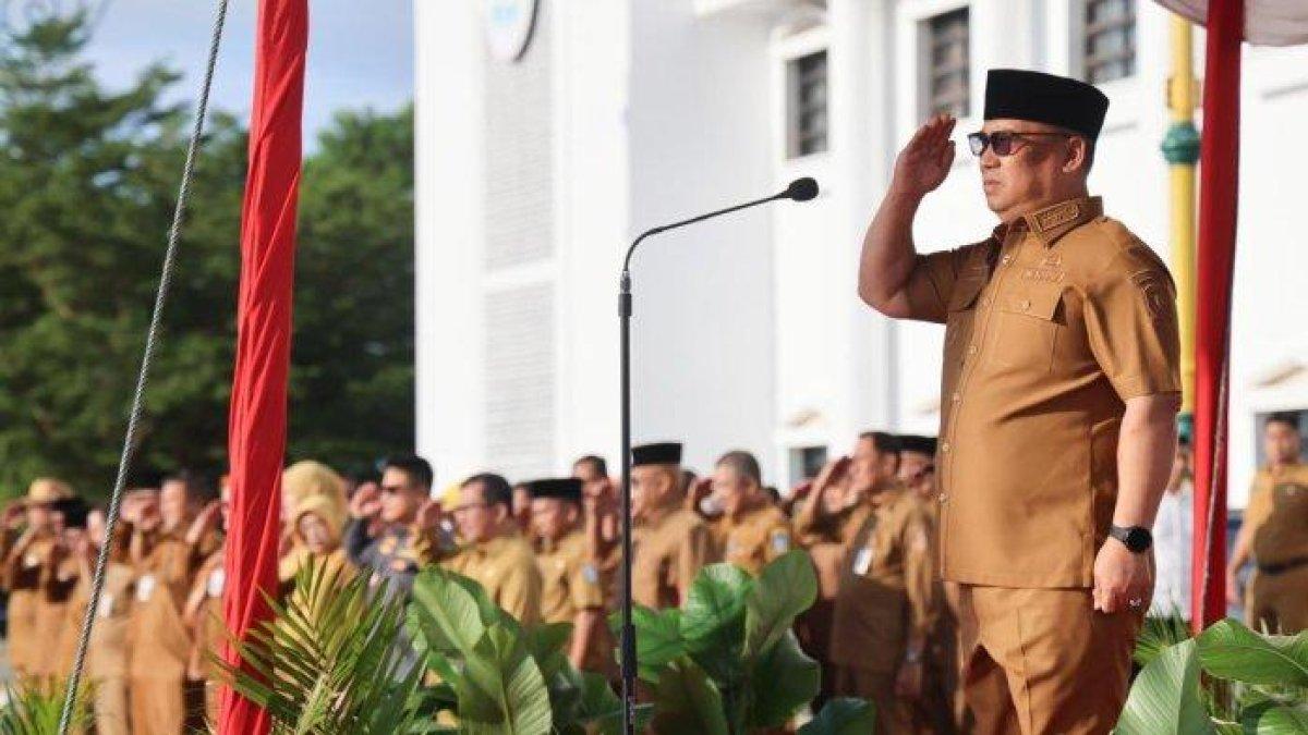 100 HARI KERJA - Wakil Gubernur (Wagub) Kepulauan Riau (Kepri), Nyanyang Haris Pratamura, memimpin apel pagi perdana di lingkungan Pemerintah Provinsi (Pemprov) di Lapangan Upacara Kantor Gubernur, Dompak, Tanjungpinang, Senin (24/2/2025).