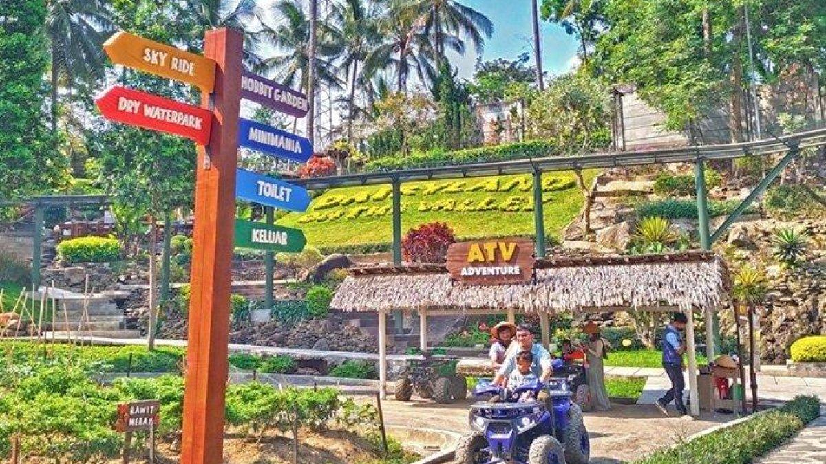 Pengunjung tengah menikmati wahana ATV di Dairyland On The Valley, Kabupaten Semarang, Jawa Tengah