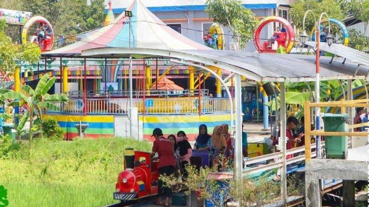 WISATA DI GRESIK - Wahana di Lontar Sewu Gresik, Jawa Timur. Pengunjung anak-anak maupun dewasa bisa mencoba wahana permainan ini selagi berwisata ke Lontar Sewu.