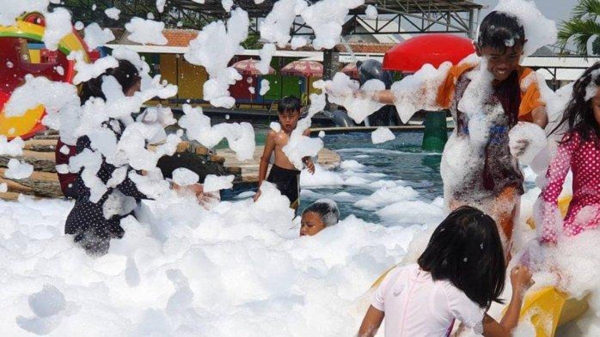 WISATA BANDUNG: Pengunjung tengah menikmati wahana di Victory Waterpark Soreang di Kabupaten Bandung, Jawa Barat. Victory Waterpark Soreang terkenal akan sederet wahana air dan spot selfie yang siap membuat momen liburan kian berkesan