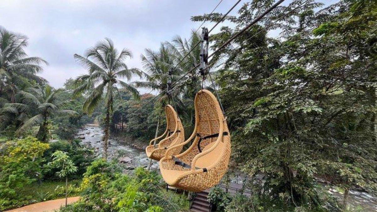 WISATA DI BOGOR - Wahana river zipline yang ada di Enchanting Valley, Jalan Raya Puncak KM. 77, Desa Leuwimalang, Kecamatan Cisarua, Kabupaten Bogor, Kamis (28/5/2025).