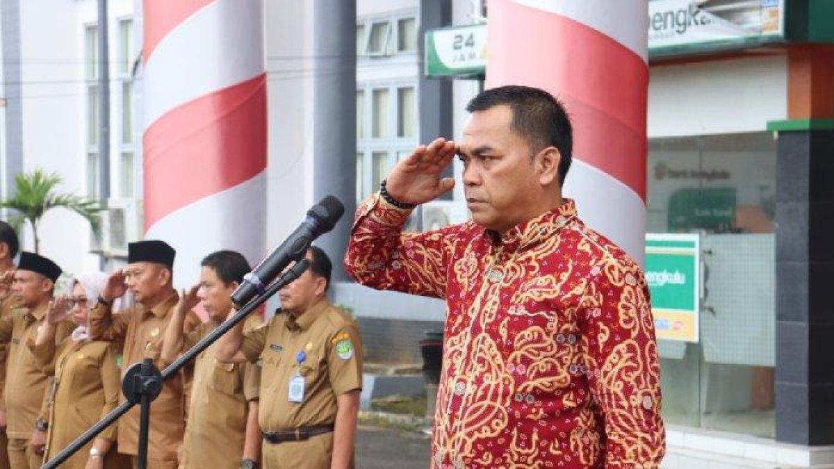100 HARI KERJA - Wakil Bupati Bengkulu Tengah, Tarmizi saat memimpin apel gabungan, Senin (24/2/2025) pagi. Tarmizi menekankan kepada seluruh ASN untuk mendukung seluruh program 100 hari Bupati dan Wakil Bupati.