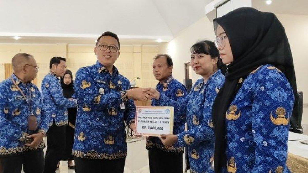 100 HARI KERJA - Wakil Bupati Karanganyar, Adhe Eliana menyerahkan insentif secara simbolis kepada perwakilan penerima di Aula Disdikbud Karanganyar pada Senin (17/3/2025).