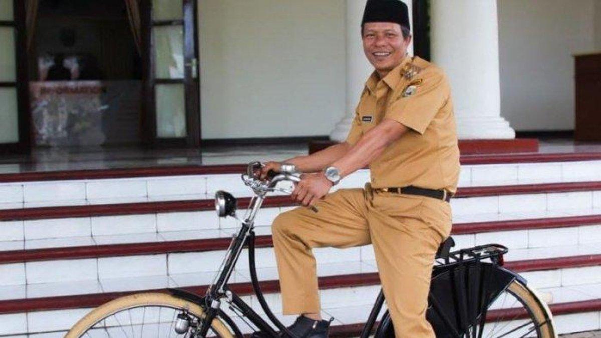 SEPEDA ONTHEL - Wakil Bupati Kebumen, Zaeni Miftah, dikenal sebagai sosok yang low profil, berangkat ke kantor dengan mengayuh sepeda onthelnya, Kamis (27/2).