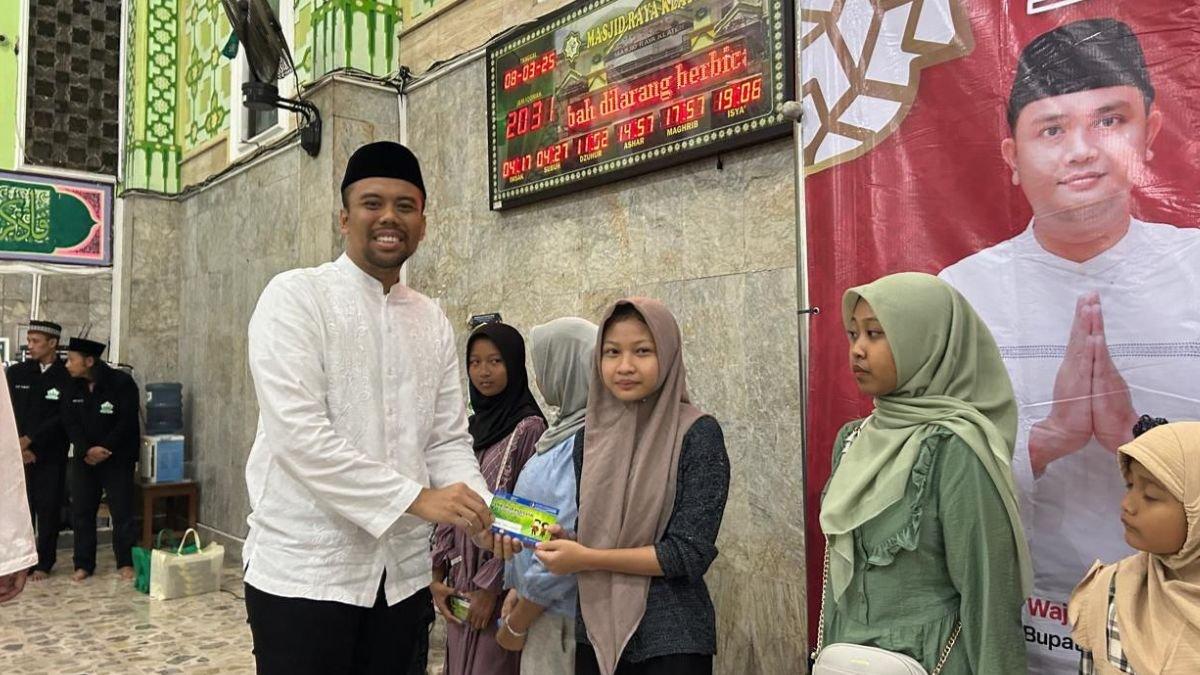 INFO KLATEN - Wakil Bupati Klaten Benny Indra Ardhianto menyerahkan anak yatim atau piatu masing-masing Rp 300 ribu, di Masjid Raya Klaten pada Sabtu (9/3/2024).