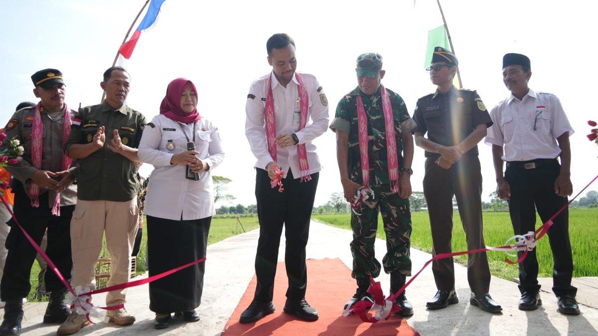 KBMKB KE-29 - Wakil Bupati Klaten Benny Indra Ardhianto, secara simbolis meresmikan ruas jalan hasil Program KBMKB ke-29 di Desa Ketitang, Kecamatan Juwiring, Klaten, pada Rabu (28/5/2025).