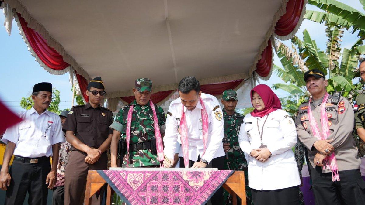 KBMKB KE-29 - Wakil Bupati Klaten Benny Indra Ardhianto, secara simbolis menandatangani prasasti peresmian ruas jalan hasil Program KBMKB ke-29 di Desa Ketitang, Kecamatan Juwiring, Klaten, pada Rabu (28/5/2025).