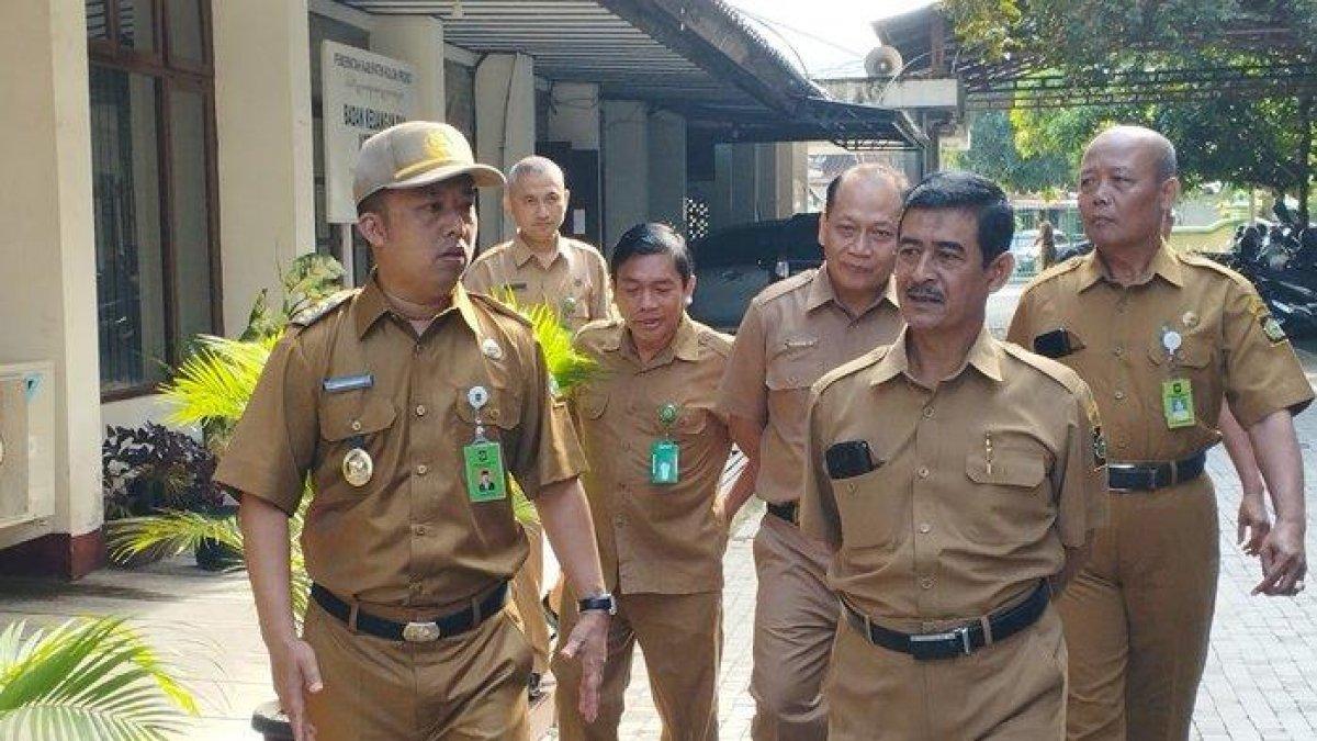 100 HARI KERJA - Wakil Bupati Kulon Progo, Ambar Purwoko (kiri), saat meninjau aktivitas pegawai di Kantor Bupati Kulon Progo, Senin (24/02/2025).