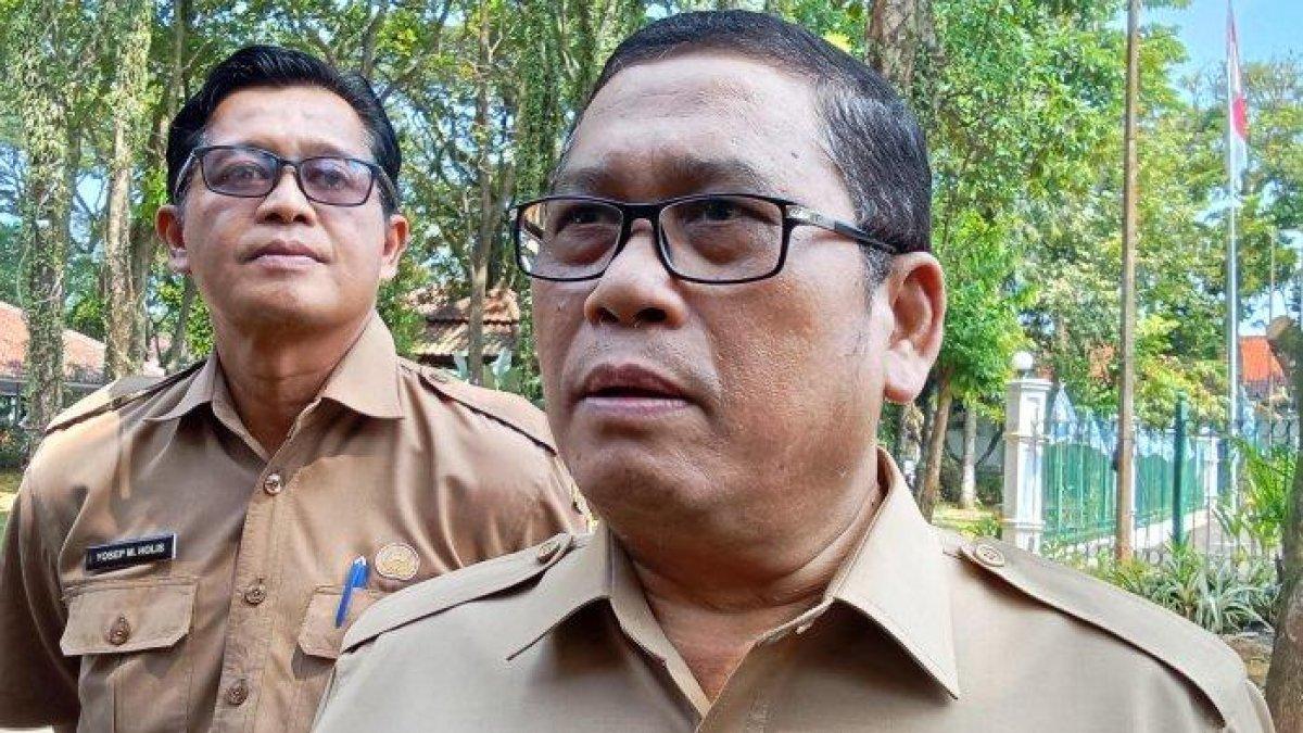 SOSOK WABUP LEBAK - Wakil Bupati Lebak, Amir Hamzah, menanggapi viralnya video warga yang menandu jenazah akibat jalan rusak parah di wilayah Kabupaten Lebak.