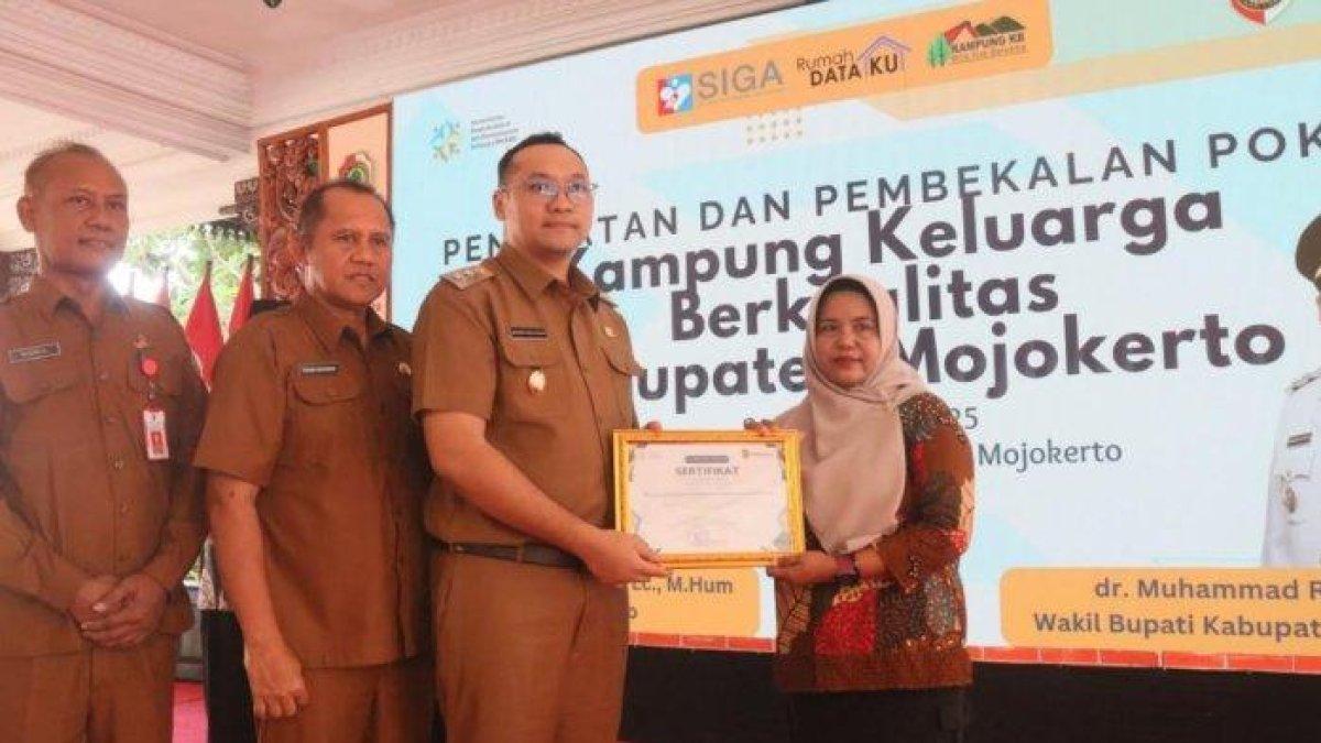 PROGRAM BUPATI MOJOKERTO - Wakil Bupati Mojokerto, Muhammad Rizal Octavian dalam kegiatan penguatan dan pembekalan Pokja program kampung KB, di Pendopo Graha Maja Tama Pemkab Mojokerto.