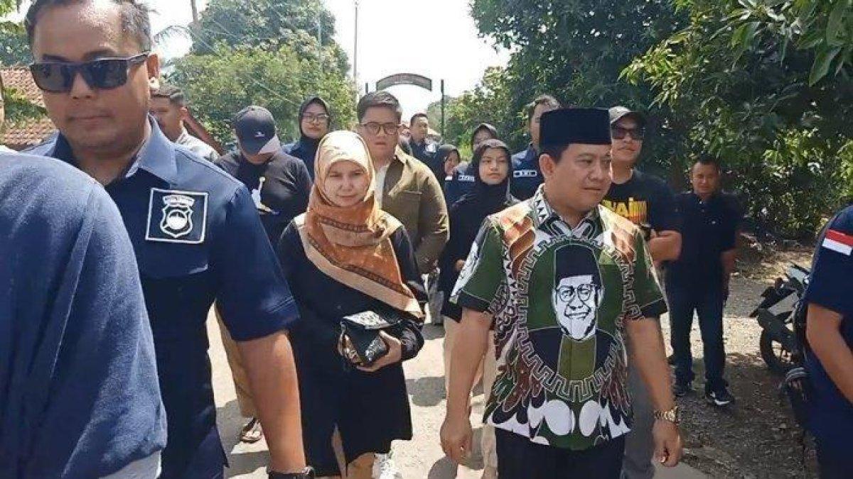 WAKIL BUPATI PEKALONGAN - Wakil Bupati Sukirman bersama keluarga jalan kaki menuju TPS 02 Desa Pegaden Tengah, Kecamatan Wonopringgo, Kabupaten Pekalongan, Rabu (27/11/2024).