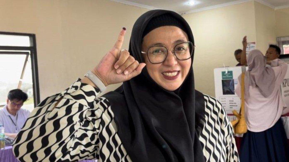 INTAN NURL HIKMAH - Wakil Bupati Tangerang, Intan Nurul Hikmah usai melakukan pencoblosan di TPS 16 yang berlokasi di Balai Warga RW 07, Serpong Utara, Tangerang Selatan pada Rabu (27/11/2024).