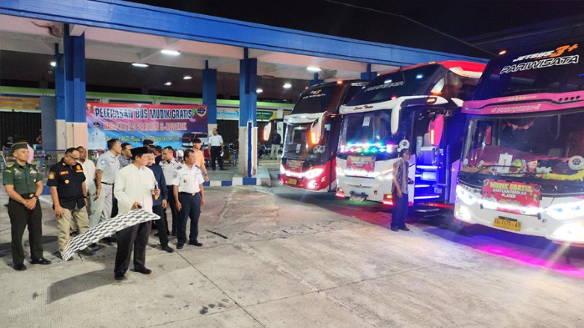Wakil Bupati (Wabup) Klaten Yoga Hardaya lepas rombongan bus mudik gratis