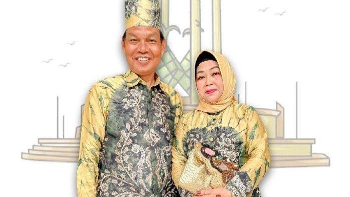 Wakil Bupati terpilih Hulu Sungai Selatan, Suriani dan istrinya