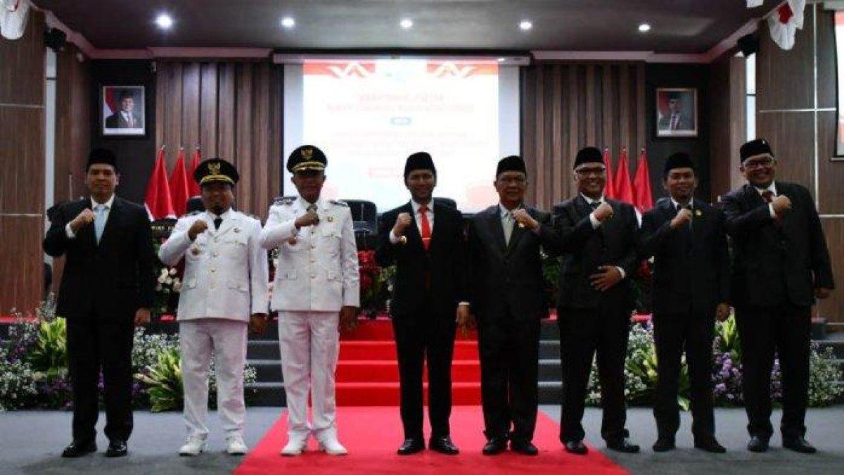 SERTIJAB BUPATI BONDOWOSO - Wakil Gubernur Jawa Timur, Emil Elestianto Dardak menghadiri serah terima jabatan Bupati dan Wakil Bupati Bondowoso di Gedung DPRD Bondowoso, Kamis (6/3/2025). Kepada bupati baru, Wagub Jatim mengingatkan pentingnya pengentasan kemiskinan di Kabupaten Bondowoso, Jawa Timur.