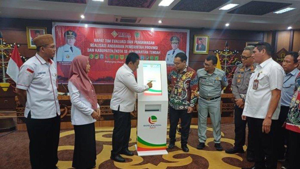 Wakil Gubernur Kalteng Edy Pratowo luncurkan layanan E-Pahari, dalam Rapat Tepra Triwulan Ke IV di Aula Eka Hapakat, Rabu (13/12/2023).