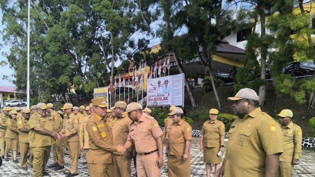 100 HARI KERJA - Wakil Wali Kota Jayapura Rustan Saru menyambangi para ASN usai memimpin apel gabungan dilingkungan Pemerintah Kota Jayapura Senin (5/5/2025). Ia mengharapkan program 100 hari kerja mereka bisa tampak nyata di semua kelurahan.