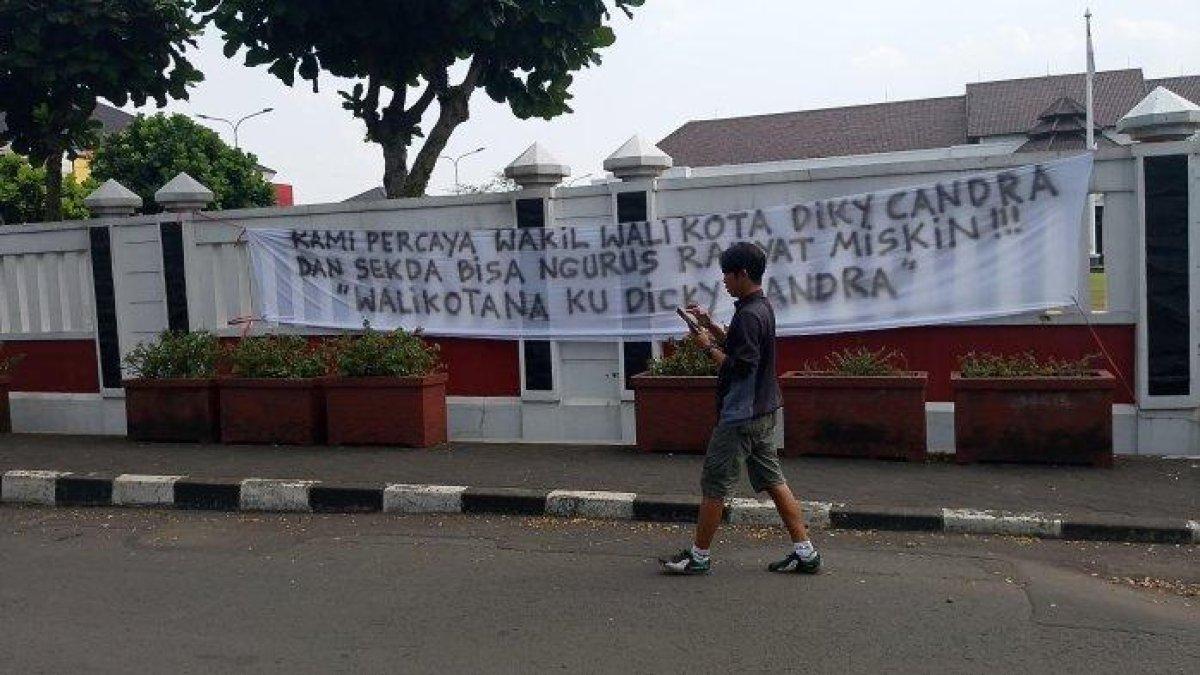 PROGRAM WALI KOTA TASIKMALAYA - Wakil Wali Kota Tasikmalaya Diky Candra Negara angkat bicara soal pemasangan spanduk besar di pagar tembok Bale Kota Tasikmalaya, Rabu (4/6/2025).