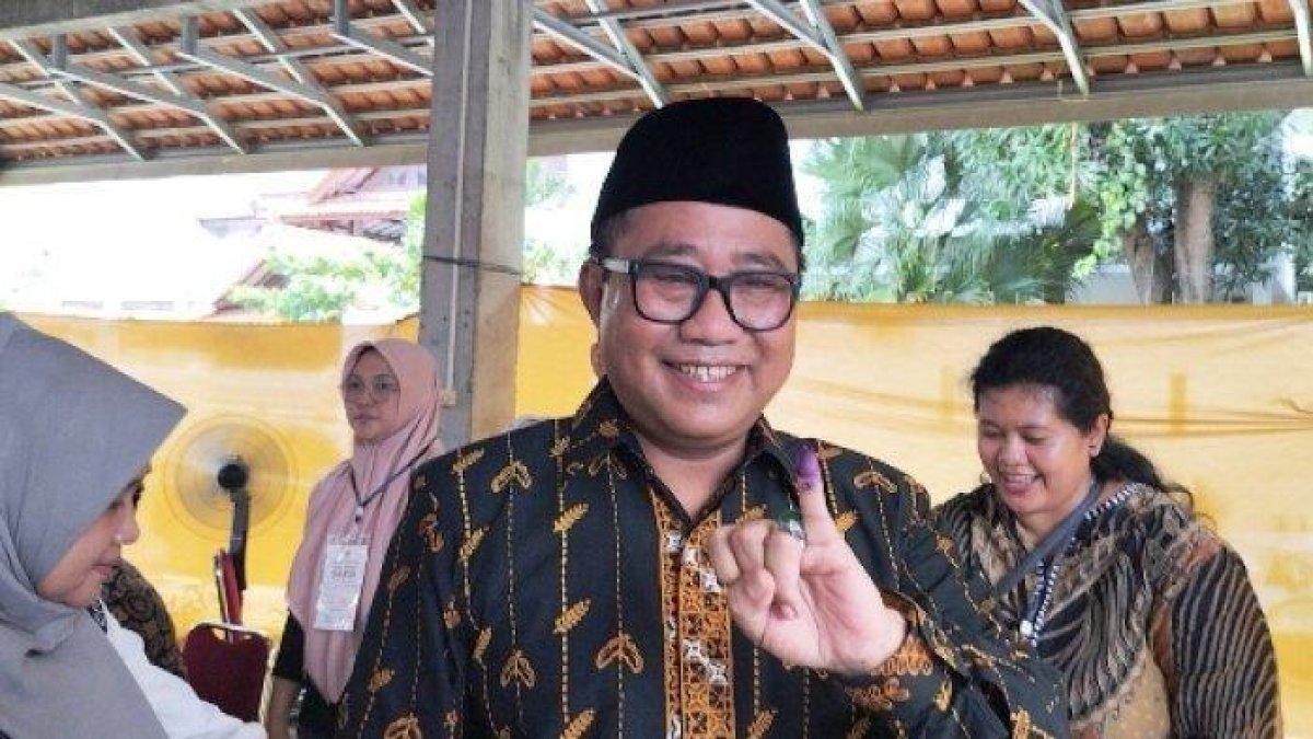 PROFIL WAKIL WALI KOTA SEMARANG - Wakil Walikota Semarang Iswar Aminuddin bersama keluarga saat memberikan hak suara di TPS 06 Pleburan, Kota Semarang, Rabu (27/11/2024). Simak profil dan rekam jejak Wakil Wali Kota Terpilih Semarang 2024, Iswar Aminuddin.
