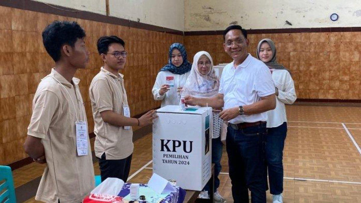 SOSOK WALI KOTA - Wakil Walikota Yogyakarta, Wawan Harmawan memberikan hak pilih alias nyoblos di TPS 13 Mantrijeron Yogyakarta.