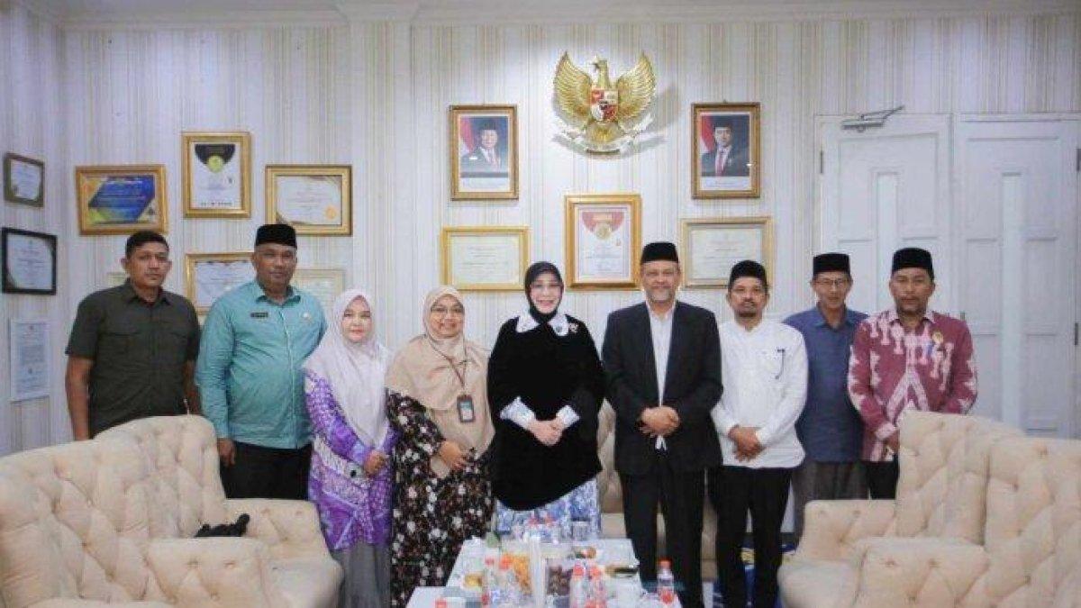 100 HARI KERJA - Wali Kota Banda Aceh, Illiza Saaduddin Djamal, menerima kunjungan dari Kantor Kementerian Agama (Kemenag) Kota Banda Aceh pada Jumat (2/5/2025) di pendopo.