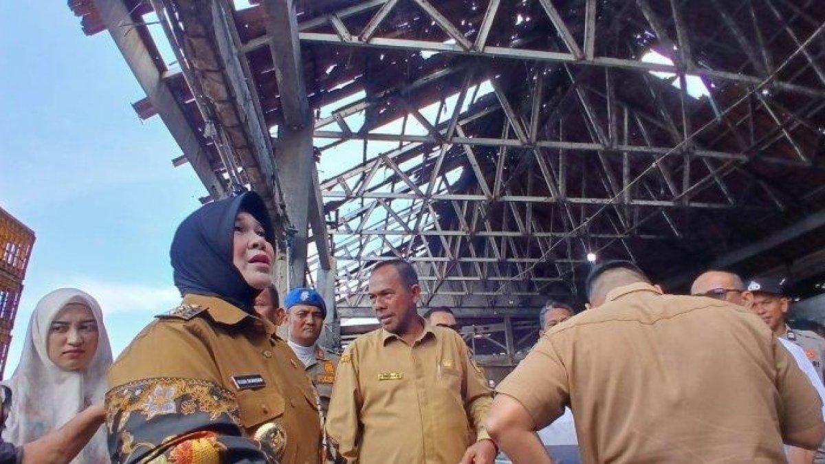 100 HARI KERJA - Wali Kota Banda Aceh, Illiza Sa'aduddin Djamal mengecek kondisi atap tempat pemotongan ayam yang mengalami kerusakan di Pasar Al-Mahirah Lamdingin, Banda Aceh, Senin (17/2/2025).