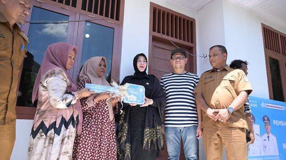 PROGRAM WALI KOTA BANDA ACEH - Wali Kota Banda Aceh Illiza Sa'aduddin didampingi Wakil Ketua DPRK Musriadi Aswad menyerahkan bantuan rumah layak huni kepada dua warga kurang mampu di Gampong Ilie, Kecamatan Ulee Kareng, Senin (19/5/2025).