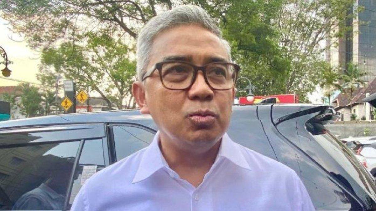 PROGRAM WALI KOTA BANDUNG - Wali Kota Bandung, Muhammad Farhan, saat memberikan keterangan di Balai Kota Bandung, Senin (23/6/2025). Farhan sudah mengusulkan ratusan peserta didik sekolah rakyat yang digagas oleh Kementerian Sosial (Kemensos) RI.