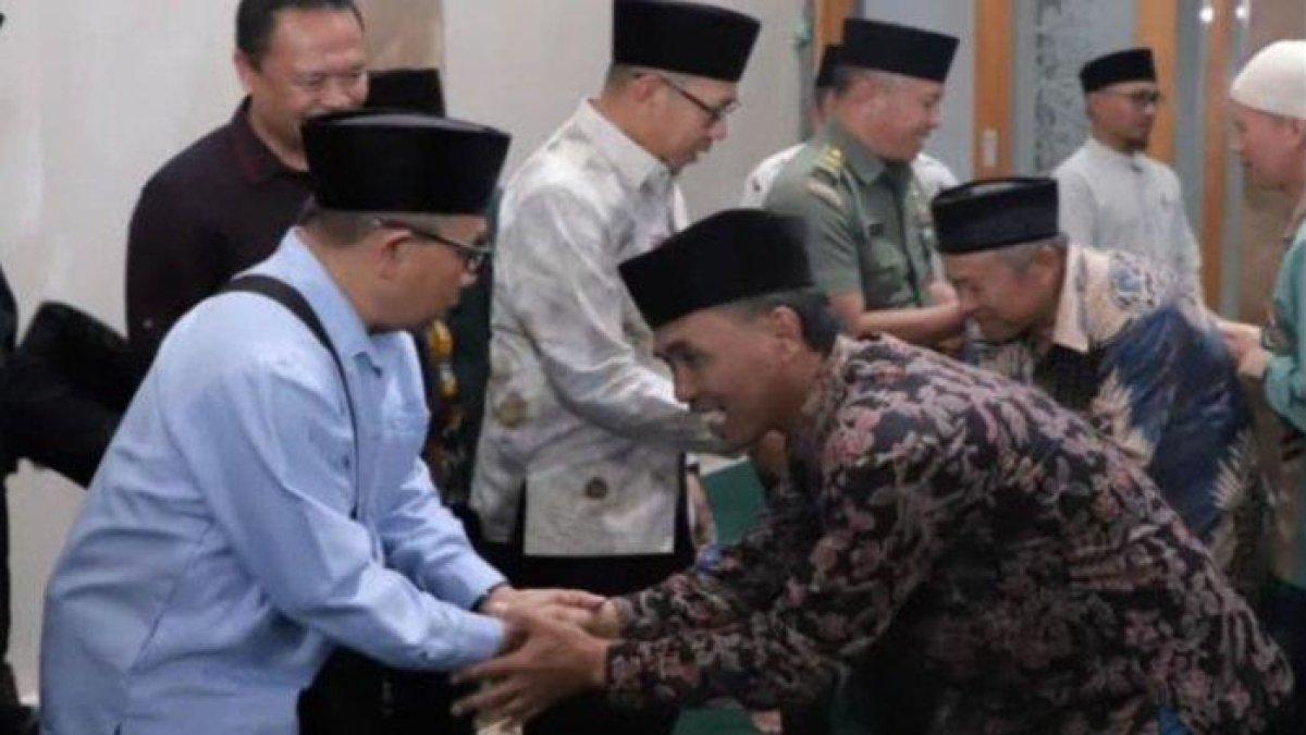 100 HARI KERJA - Wali Kota Batu, Nurochman saat menghadiri Halal Bihalal yang diselenggarakan oleh Badan Komunikasi Pemuda Remaja Masjid Indonesia (BKPRMI) dan Lembaga Pembinaan dan Pengembangan TK Al Quran (LPPTKA) Kecamatan Bumiaji, Minggu (20/4/2025). Di sana Nurochman mengatakan akan menambah insentif guru ngaji Rp 100 ribu.