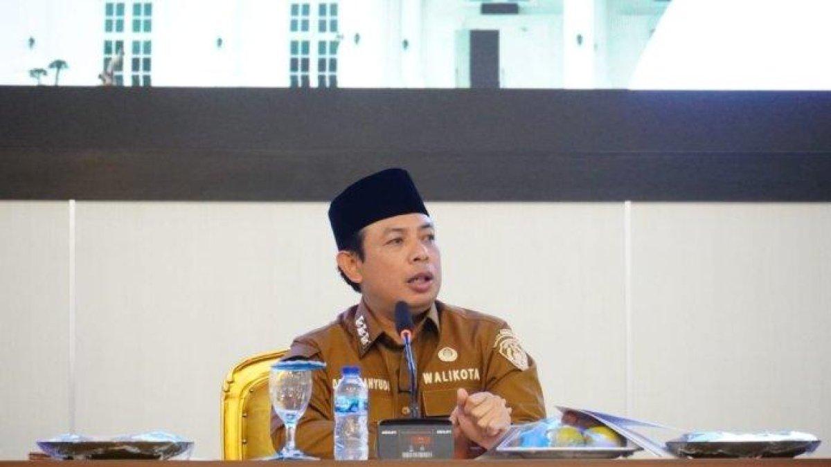 100 HARI KERJA - Wali Kota Bengkulu Dedy Wahyudi, Senin (5/5/2025) soroti kantor lurah lambat buka dan mengingatkan pentingnya kedisiplinan aparatur pemerintah dalam memberikan pelayanan publik.