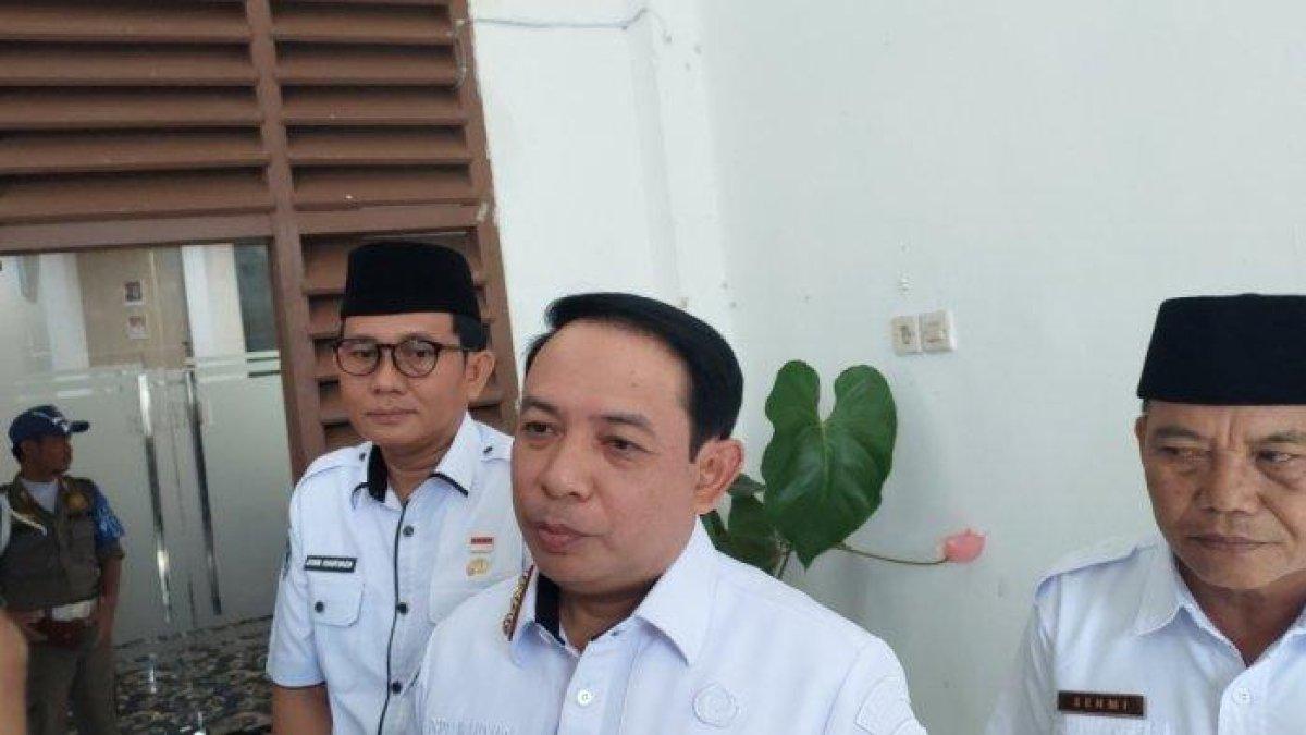 100 HARI KERJA - Wali Kota Bengkulu Dedy Wahyudi, Rabu (14/5/2025). Ia memberikan tantangan atau ‘chalange’ kepada Camat Singaran Pati Alex Periansyah dan lurah dusun besar, untuk membujuk pedagang memindahkan kursi dan meja dari kawasan wisata Danau Dendam Tak Sudah.