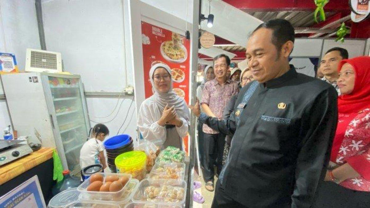 100 HARI KERJA - Wali Kota Cimahi Ngatiyana dan puluhan ASN saat berbelanja di sentra Industri Kecil Menengah (IKM) di Lantai 3 Pasar Atas Baru, Kota Cimahi, Jumat (11/4/2025).