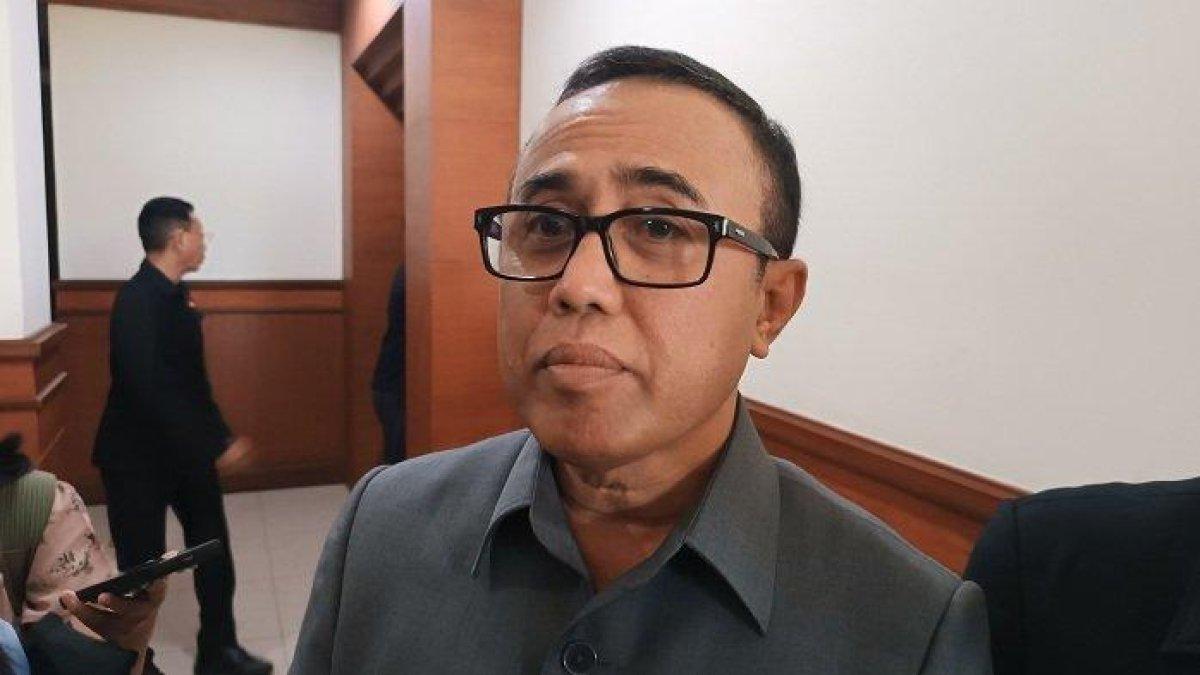 100 HARI KERJA - Wali Kota Denpasar, IGN Jaya Negara memberikan keterangan kepada awak media terkait rancangan Perda Ketertiban Umum, Senin (28/4).