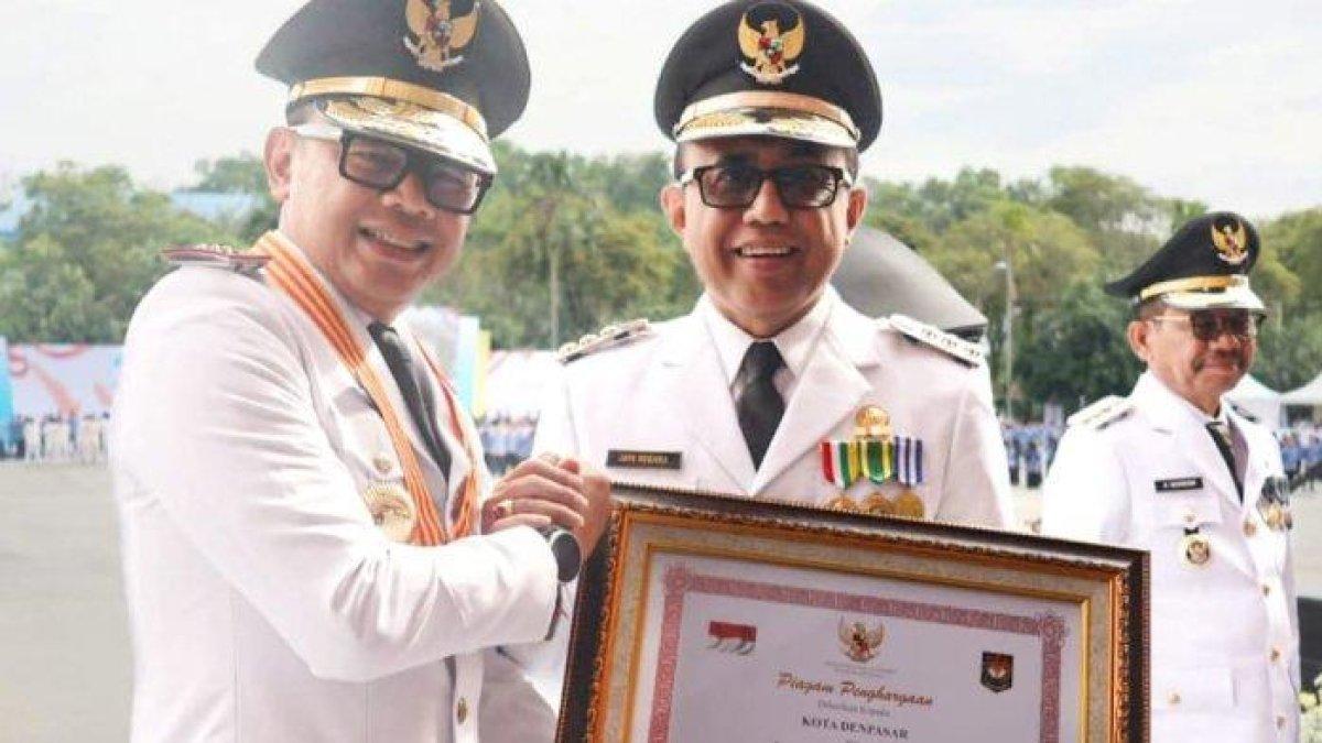 100 HARI KERJA - Wali Kota Denpasar Jaya Negara terima penghargaan prestasi tingkat nasional penyelenggaraan pemerintahan daerah dengan kinerja tinggi.