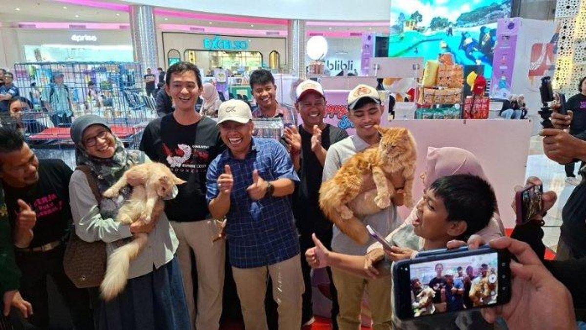 PROGRAM WALI KOTA DEPOK - Wali Kota Depok, Supian Suri membuka kegiatan Happy Cats Show di Pesona Square Mall, Jumat (27/6/2025) petang.