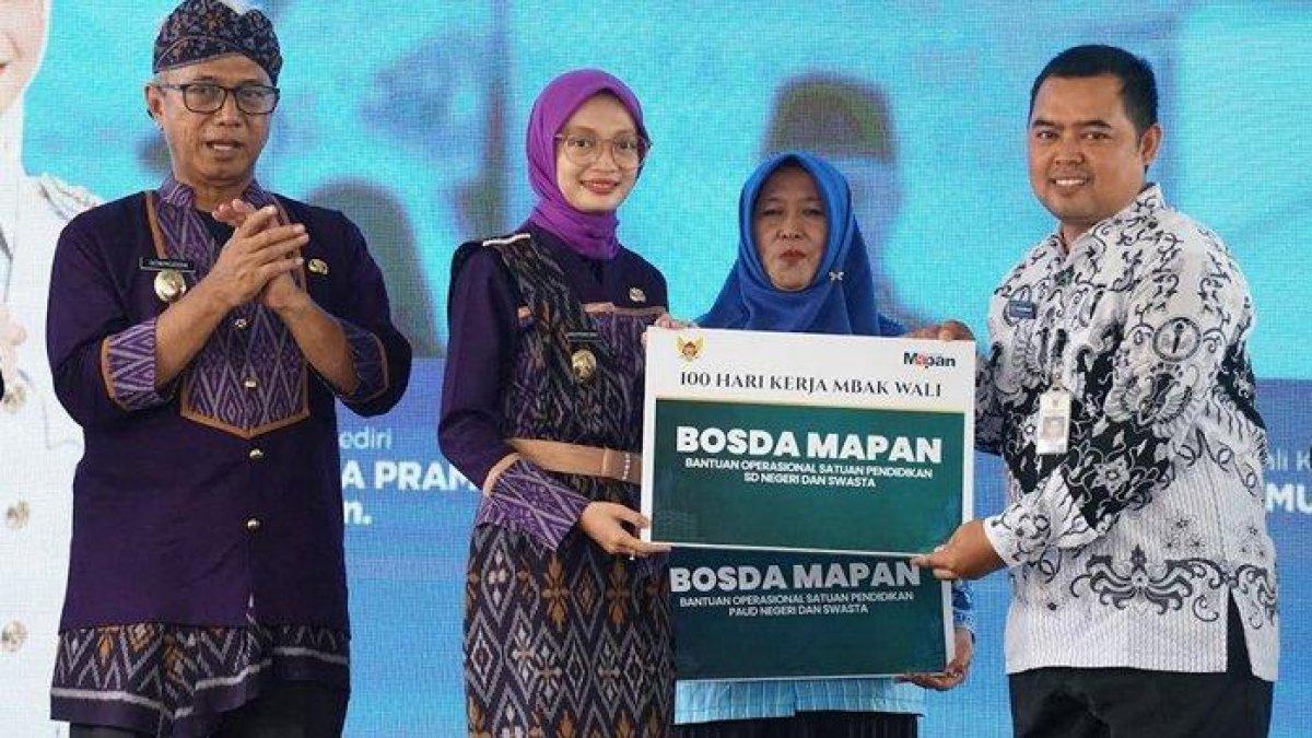 100 HARI KERJA - Wali Kota Kediri, Vinanda Prameswati bersama Wakil Wali Kota Kediri, KH Qowimmudin Thoha meluncurkan Program BOSDA di momen 100 hari kerja. Program ini menjadi salah satu prioritas utama dalam mewujudkan Kota Kediri Mapan, Jumat (30/5/2025).