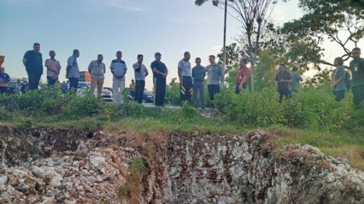 100 HARI KERJA - Wali Kota Kupang, dr. Christian Widodo memantau liang lahat yang disiapkan Pemerintah Kota Kupang di TPU Damai Fatukoa, Kota Kupang, Jumat (16/5/2025).