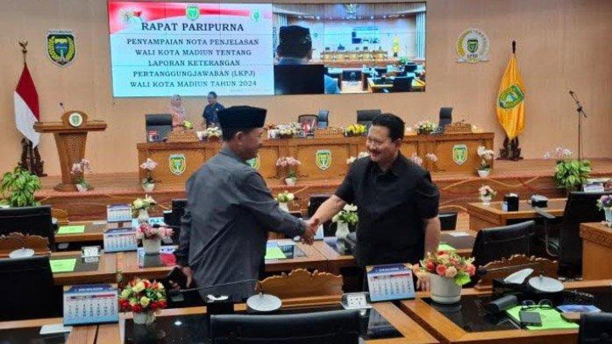 100 HARI KERJA - Wali Kota Madiun Maidi menyalami anggota dewan setelah Rapat Paripurna Penyampaian Laporan Keterangan Pertanggungjawaban (LKPJ) di Gedung Paripurna DPRD Kota Madiun, Selasa (25/3/2025). Rapat itu hanya diikuti 10 anggota dewan, sedangkan 20 lainnya absen dan tanpa keterangan.