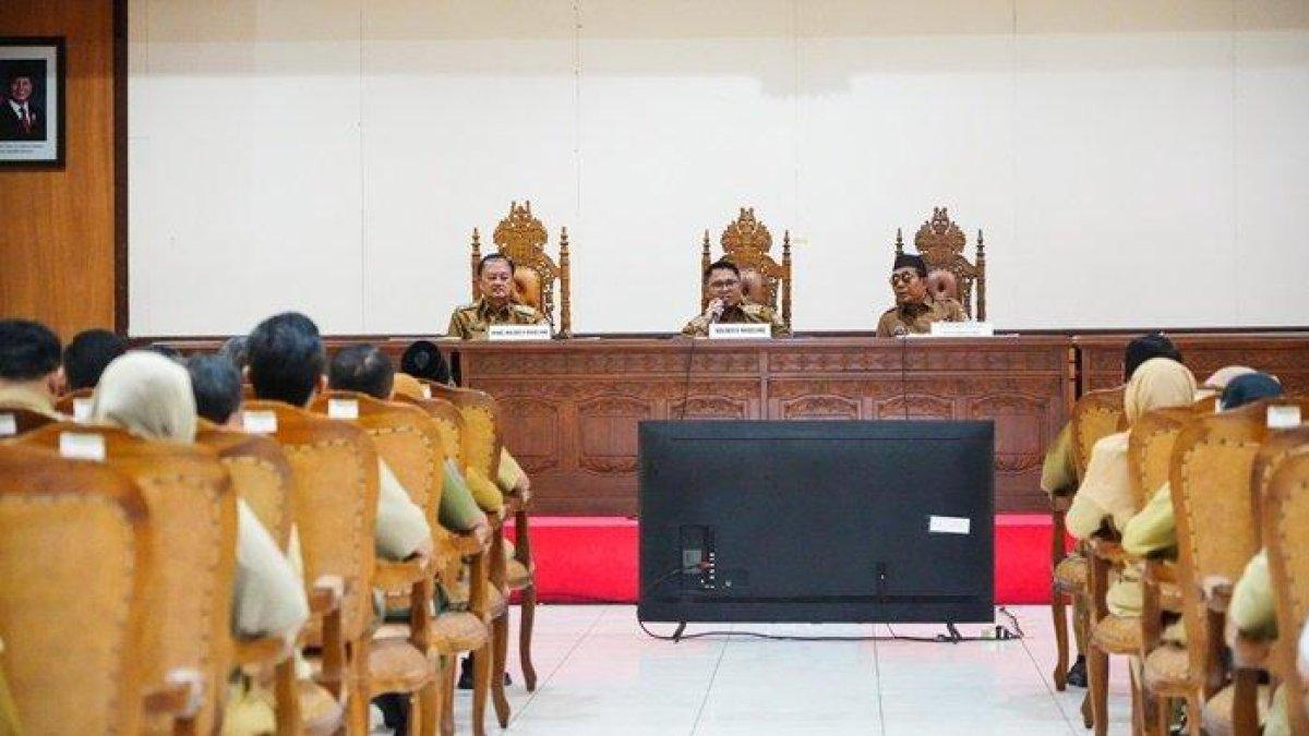 100 HARI KERJA - Wali Kota Magelang Damar Prasetyono dan Wakil Wali Kota Magelang dr Sri Harso, memberikan pengarahan perdana kepada seluruh Organisasi Perangkat daerah (OPD), Direktur BUMD, Camat dan Lurah se-Kota Magelang.