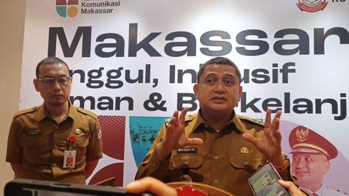100 HARI KERJA - Wali Kota Makassar Munafri Arifuddin (kanan) dan Kepala Bappeda Kota Makassar A Zulkifly Nanda diwawancara di Balaikota Jl Jenderal Ahmad Yani, Senin (19/5/2025). Gratis pemasangan sambungan air PDAM ini salah satu program prioritas Wali Kota Makassar Munafri Arifuddin dan Aliyah Mustika Ilham.