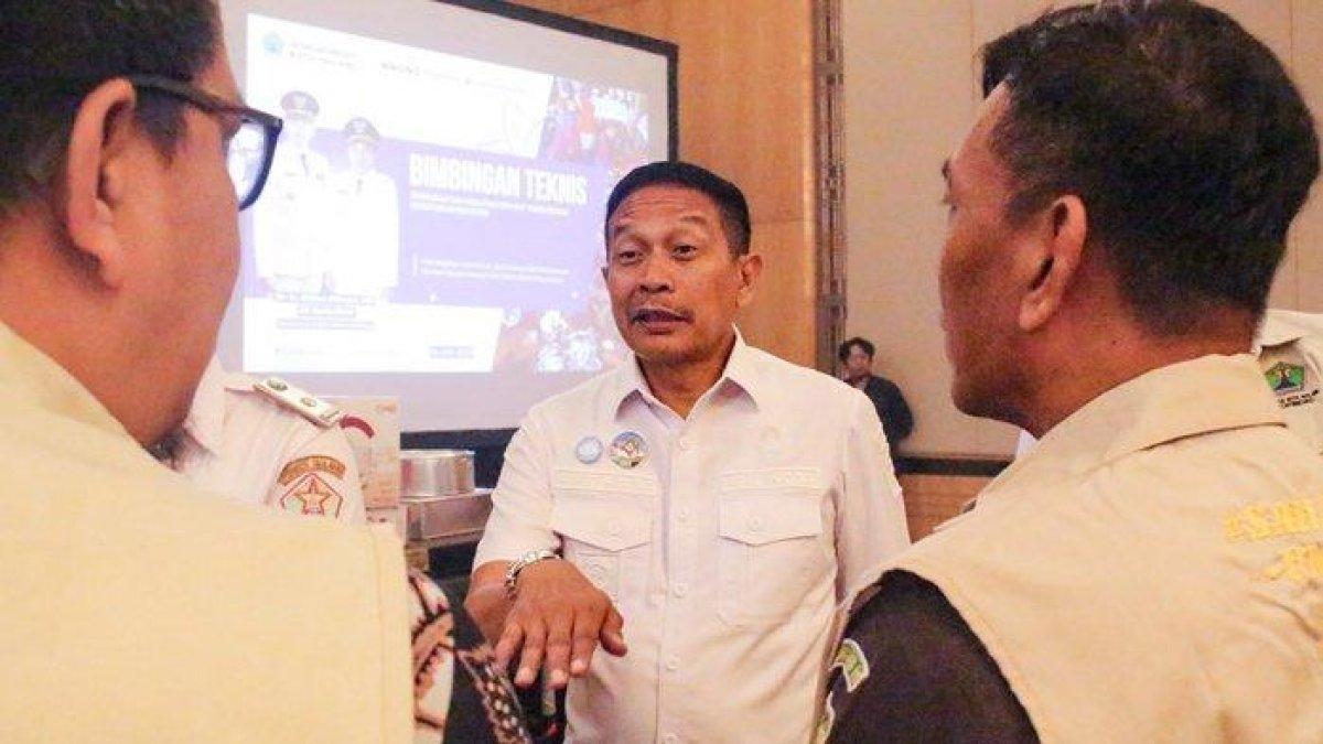 PROGRAM WALI KOTA MALANG - Wali Kota Malang Wahyu Hidayat bagi-bagi mesin jahit dan alat pembuat kue kepada para buruh pabrik rokok di Hotel Harris, Rabu (25/6/2025).
