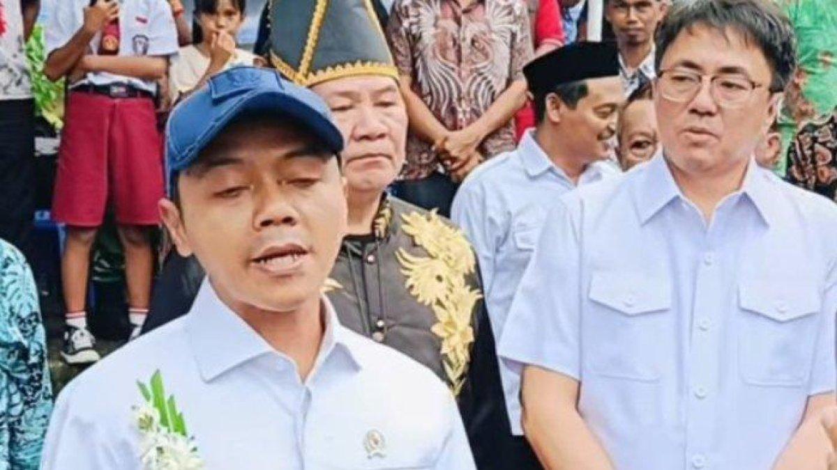 100 HARI KERJA - Wali Kota Manado Andrei Angouw Wakil Menteri Pendidikan Dasar dan Menengah Republik Indonesia Fajar Riza Ul Haq. Andrei Angouw menghadiri Peletakan Batu Pertama Revitalisasi SD GMIM 49 Kaiwatu Manado, provinsi Sulawesi Utara (Sulut), Jumat (3/5/2025).