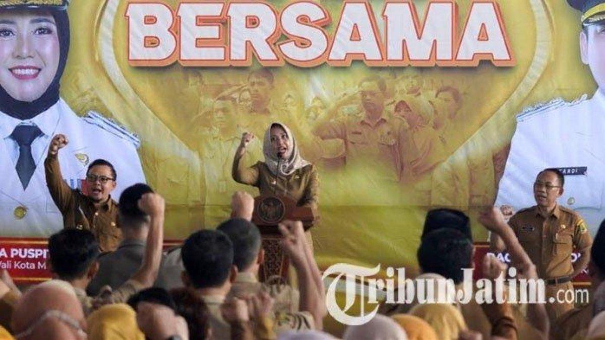 100 HARI KERJA - Wali Kota Mojokerto, Ika Puspitasari, dan Wakil Wali Kota Mojokerto, Rachman Sidharta Arisandi (Ning Ita-Cak Sandi) mengawali pemerintahan jilid II, dalam apel perdana yang diikuti seluruh OPD di GOR Seni Mojopahit, Kota Mojokerto, Senin (3/3/2025). Ning Ita menyampaikan program 100 hari kerja untuk kemajuan Kota Mojokerto dan selaras dengan program pemerintah pusat.