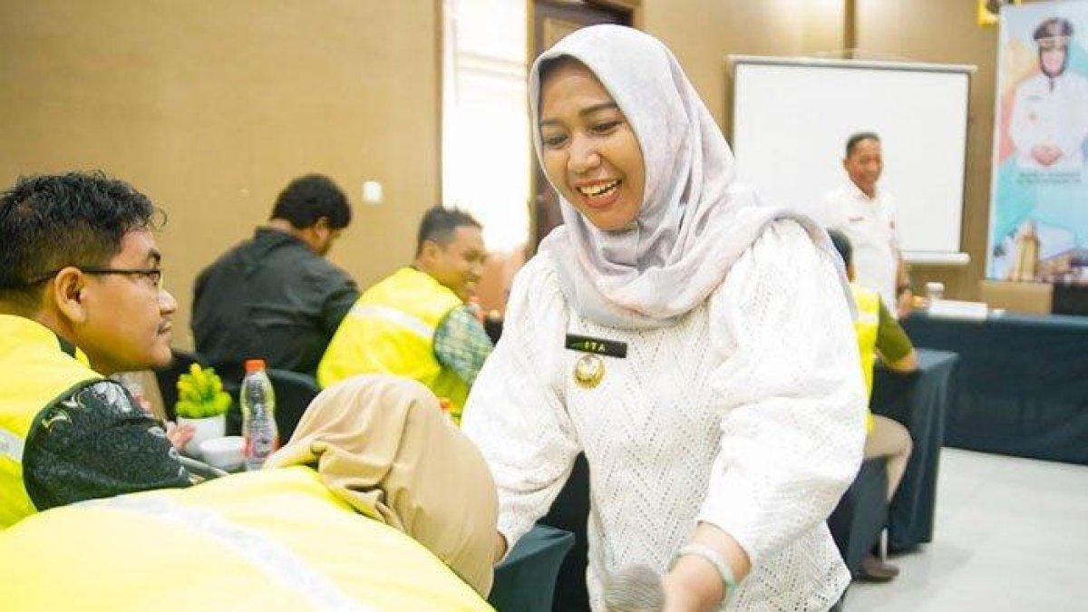 PROGRAM WALI KOTA MOJOKERTO - Wali Kota Mojokerto, Ika Puspitasari saat membuka kegiatan pelatihan dan sertifikasi tenaga kerja konstruksi, di salah satu hotel di Kota Mojokerto, Rabu (11/6/2025).